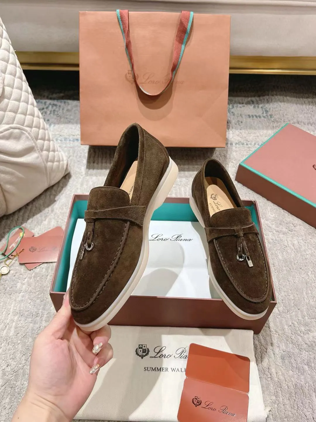 Factory price: 520💰4050 new color. Original purchase, 1⃣️: 1⃣️ folded and developed, Loro Piana professional model to try on feet, quality purchase level, flash sale of common products on the market, welcome to compare, original packaging. Fabric: Imported from Italy🐑High mercerized shearling, Lining: Hand-sewn mark thread in water-dyed cowhide imported from Italy🧵, high-end and elegant. Comfortable on the feet. Size: Women's 35-42 (41, 42) customized, non-returnable, men's 38-45 (46, 47, 48) customized, non-refundable. Fashionable boutiques that you can’t miss, a must-have item
